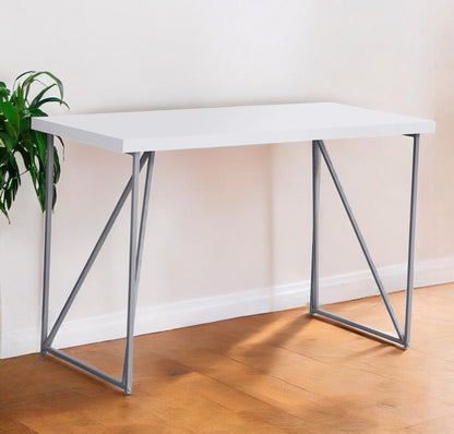 Bureau d'ordinateur blanc et argent de 22 po