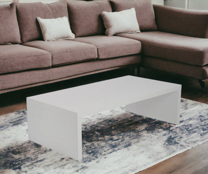 Table basse blanche de 47 po