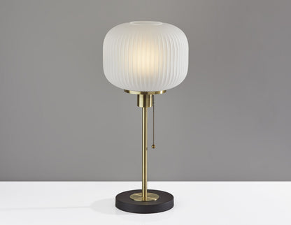 Lampe de table en laiton vieilli de 22 po avec abat-jour en forme de dôme en verre dépoli à nervures blanches