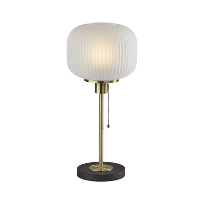 Lampe de table en laiton vieilli de 22 po avec abat-jour en forme de dôme en verre dépoli à nervures blanches