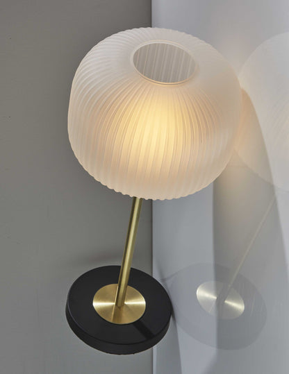 Lampe de table en laiton vieilli de 22 po avec abat-jour en forme de dôme en verre dépoli à nervures blanches