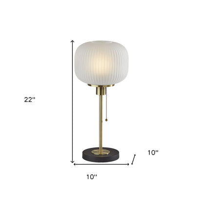 Lampe de table en laiton vieilli de 22 po avec abat-jour en forme de dôme en verre dépoli à nervures blanches