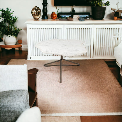 Table basse de forme libre en marbre véritable et fer blanc et doré de 33 po