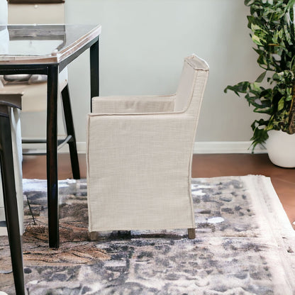 Chaise de salle à manger en bois recouverte d'une housse crème et marron