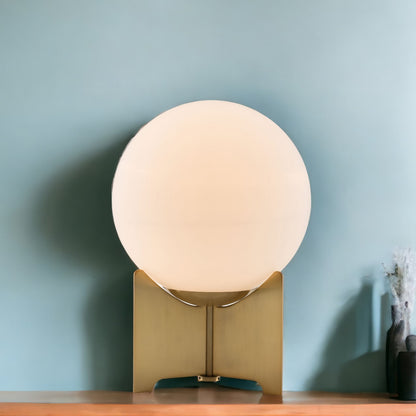 Lampe de chevet en métal et laiton de 37 po avec abat-jour globe blanc cassé