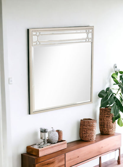 Miroir d'appoint carré en métal champagne de 36 po