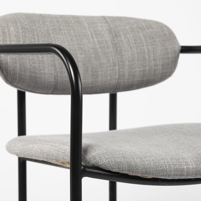 Ensemble de deux chaises à accoudoirs en tissu rembourré gris et noir