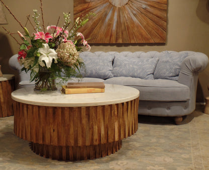 Table basse ronde avec plateau en marbre et bandes de bois