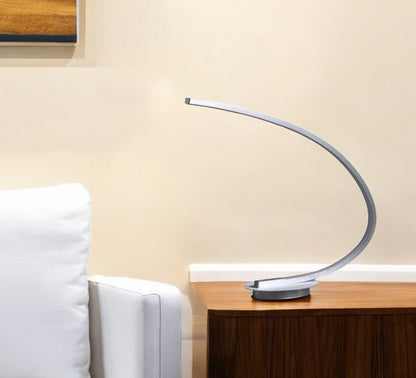 Lampe de table à LED en métal argenté de 16 po