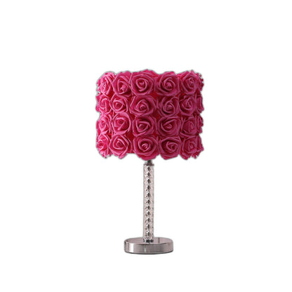 Lampe de chevet à LED argentée de 18 pouces avec abat-jour tambour à fleurs rouges