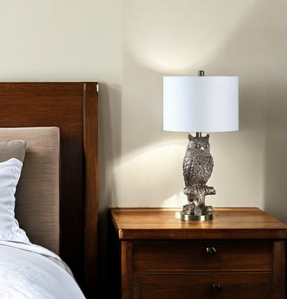 Lampe de table ou de bureau en résine argentée vieillie en forme de hibou de 28 po