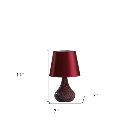 Lampe d'appoint en mosaïque de verre et résine rouge craquelée de 11 po avec abat-jour tambour bordeaux