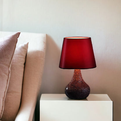 Lampe d'appoint en mosaïque de verre et résine rouge craquelée de 11 po avec abat-jour tambour bordeaux