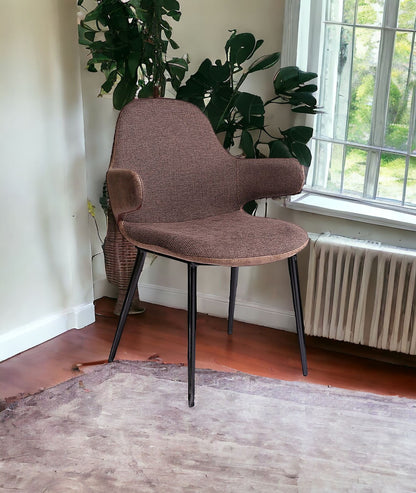 Fauteuil d'appoint élégant en tissu marron et similicuir de 33 po