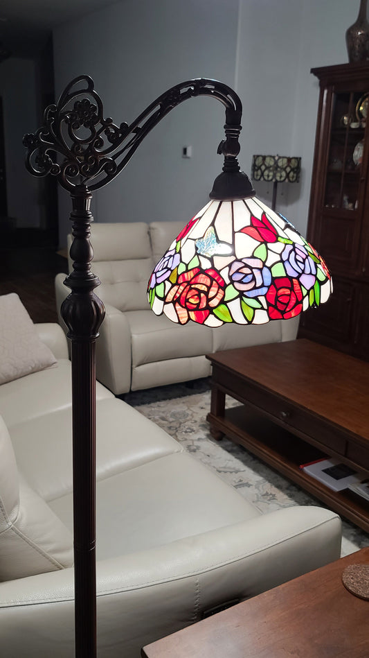 Lampadaire de forme traditionnelle marron de 72 po avec abat-jour en verre teinté blanc et rouge