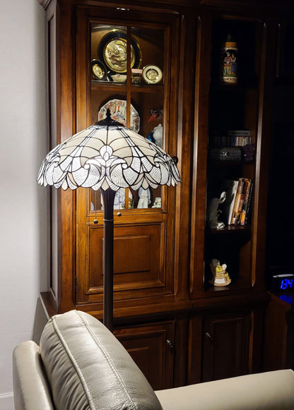 Lampadaire torchère marron à deux lampes de 62 po avec abat-jour en forme de dôme en verre teinté fleur de lys blanc