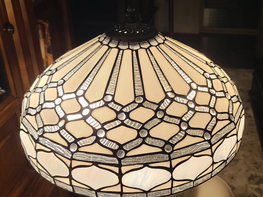 Lampadaire traditionnel marron à deux lumières de 62 po avec abat-jour en verre teinté blanc