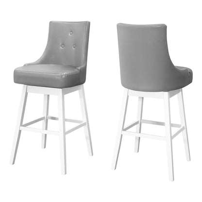 Ensemble de deux chaises de bar pivotantes en similicuir gris et blanc et en bois massif de 29 po