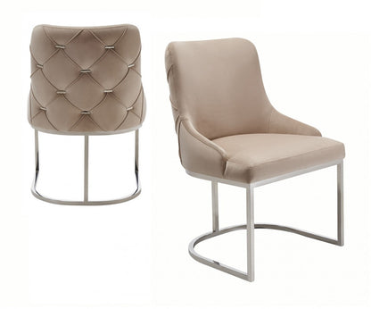 Ensemble de deux chaises de salle à manger capitonnées en velours beige et argent