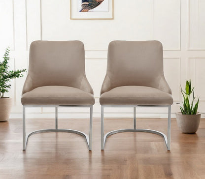 Ensemble de deux chaises de salle à manger capitonnées en velours beige et argent