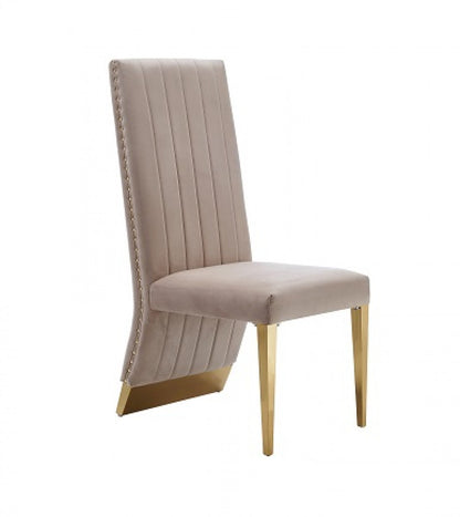 Ensemble de deux chaises de salle à manger capitonnées en velours beige et doré