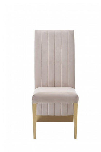 Ensemble de deux chaises de salle à manger capitonnées en velours beige et doré