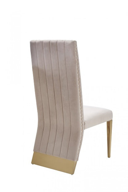 Ensemble de deux chaises de salle à manger capitonnées en velours beige et doré