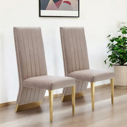 Ensemble de deux chaises de salle à manger capitonnées en velours beige et doré