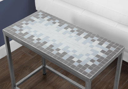 Table d'appoint en carreaux gris et blanc de 22 po