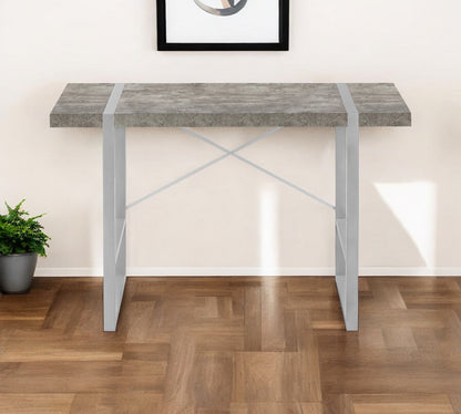 Bureau d'ordinateur gris et argent 49"