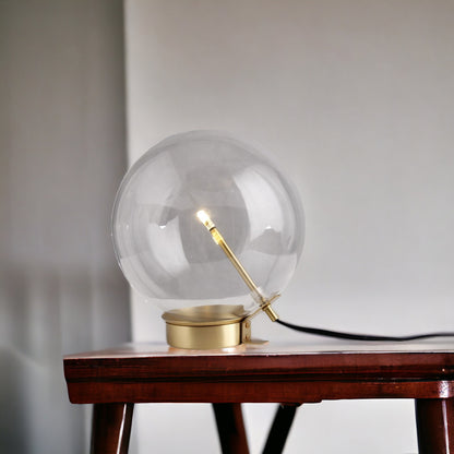 Lampe de table globe en métal et laiton de 11 po