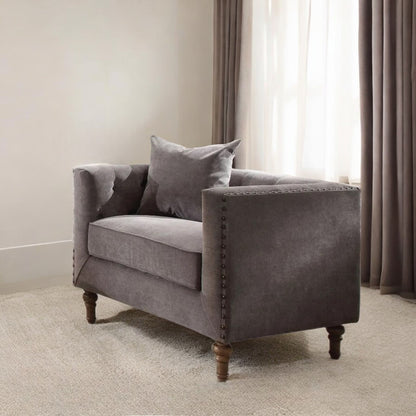 Fauteuil capitonné en velours gris et marron de 41 po et coussin décoratif