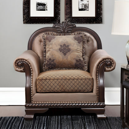 Fauteuil capitonné en tissu beige et expresso de 44 po et coussin décoratif