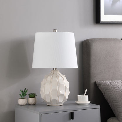 Lampe de table à facettes en céramique crème de 22 po avec abat-jour tambour blanc cassé