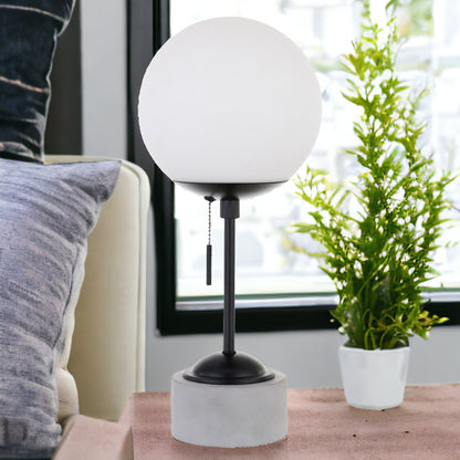 Lampe de table en béton gris et noir de 18 po avec abat-jour en forme de globe blanc