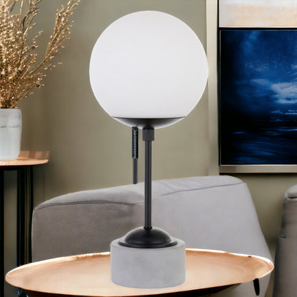 Lampe de table en béton gris et noir de 18 po avec abat-jour en forme de globe blanc