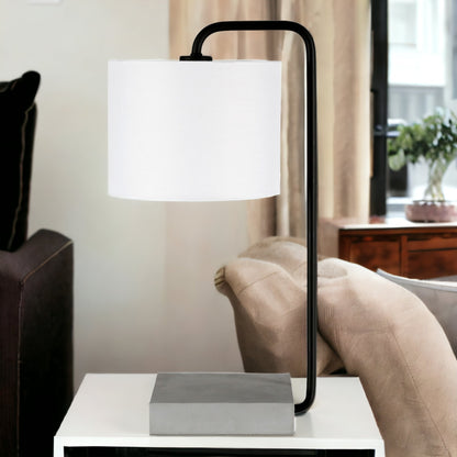 Lampe de table arquée en béton noir et gris de 22 po avec abat-jour tambour blanc