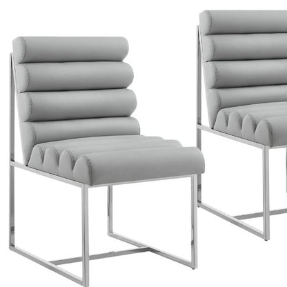 Ensemble de deux chaises de salle à manger capitonnées en similicuir métallisé gris et argent