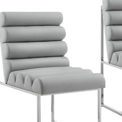 Ensemble de deux chaises de salle à manger capitonnées en similicuir métallisé gris et argent