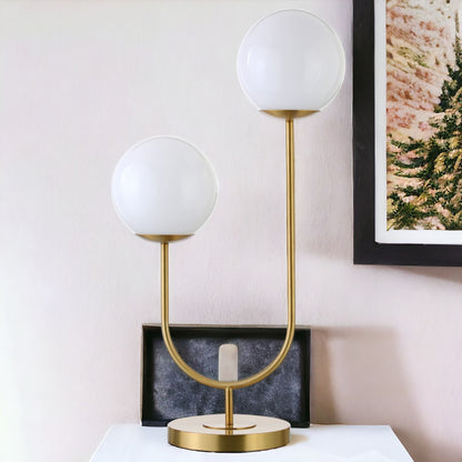 Lampe de table fantaisie en métal doré de 28 po à deux lumières avec abat-jour en forme de globe blanc