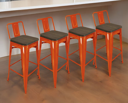 Ensemble de quatre chaises de bar à dossier bas en bois et acier de 30 po, marron et orange