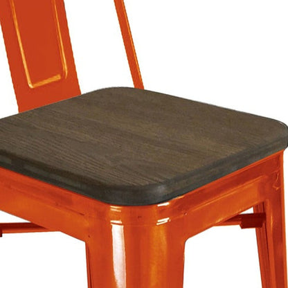 Ensemble de quatre chaises de bar à dossier bas en bois et métal de 26 po, marron et orange